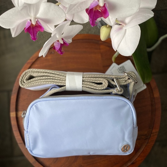 Lululemon Pastel Blue / Raw Linen Everywhere Crossbody Bag - Picture 4 of 8